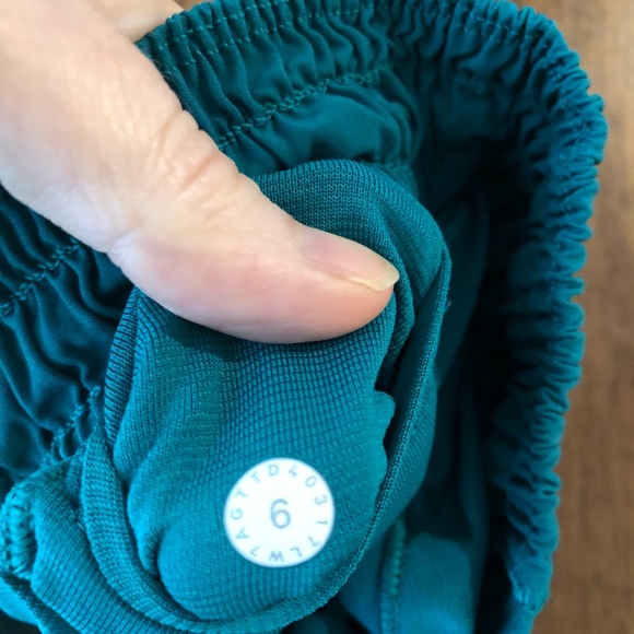 Lululemon size 6 hotty hot shorts - Picture 3 of 4